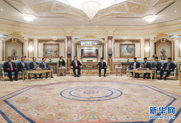 11月19日，国家主席习近平在斯里巴加湾同文莱苏丹哈桑纳尔举行会谈。2