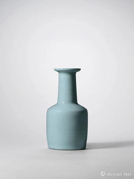 拍品编号8007 南宋 龙泉粉青釉纸槌瓶 高 23.4 cm.