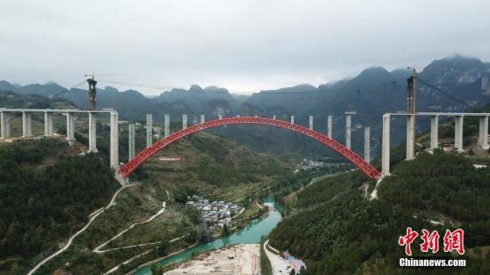 资料图：贵州省罗甸县，世界最大跨径上承式钢管混凝土拱桥立柱安装完成。中新社记者 瞿宏伦 摄