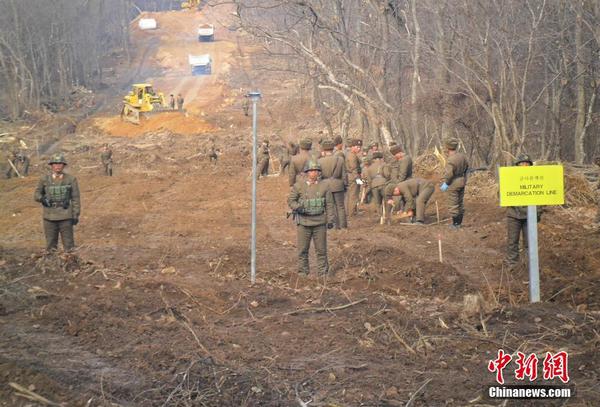 韩国国防部11月22日称，为支持韩朝阵亡军人遗骸共同挖掘工作等，双方在非军事区内铁原郡地区实现道路连通。 韩国国防部供图