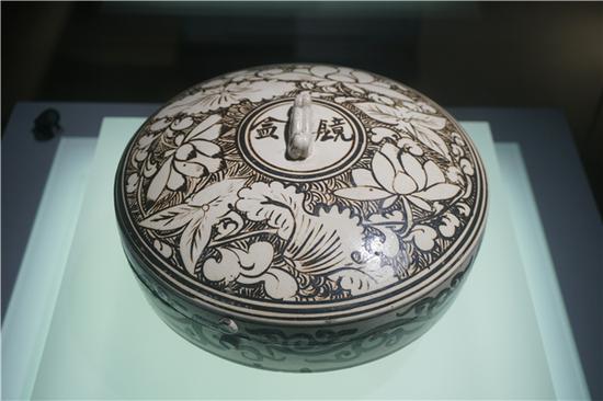 南京博物院藏北宋磁州窑瓷镜盒（霍宏伟摄影）
