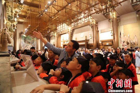 今年国庆假期里，孩子们到曲阜尼山圣境感受儒家文化魅力。　曲阜市委宣传部供图 摄
