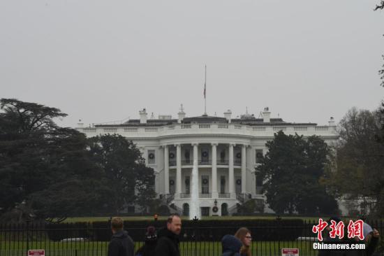 当地时间12月1日，美国白宫等政府机构降半旗，向逝世的前总统老布什致哀。 <a target='_blank' href='http://www.chinanews.com/'>中新社</a>记者 陈孟统 摄