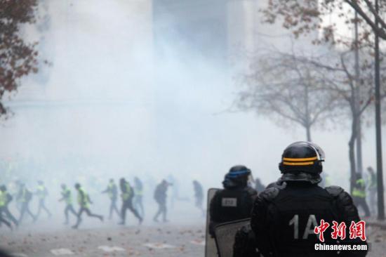 当地时间12月1日，巴黎再次发生大规模示威活动。示威者聚集在凯旋门。巴黎警方向示威者施放催泪瓦斯，试图将示威者驱散。 <a target='_blank' href='http://www.chinanews.com/'>中新社</a>记者 李洋 摄