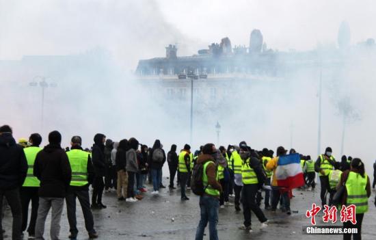 当地时间12月1日，巴黎再次发生大规模示威活动。数以千计示威者聚集在凯旋门，凯旋门周边地区笼罩在催泪瓦斯的烟雾中。<a target='_blank' href='http://www.chinanews.com/'>中新社</a>记者 李洋 摄