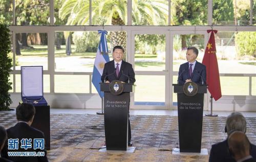  当地时间12月2日，国家主席习近平在布宜诺斯艾利斯接受阿根廷总统马克里授予的“解放者圣马丁大项链级勋章”。 新华社记者 李涛 摄
