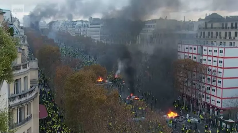 巴黎骚乱凯旋门卢浮宫成战场 浓烟滚滚火光冲天