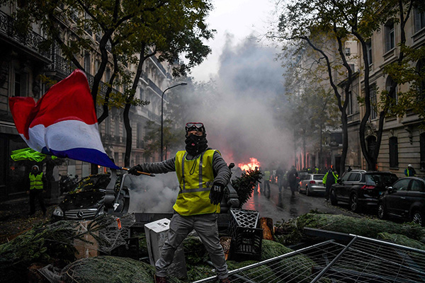 巴黎骚乱已致3人死亡：总理与示威者谈判