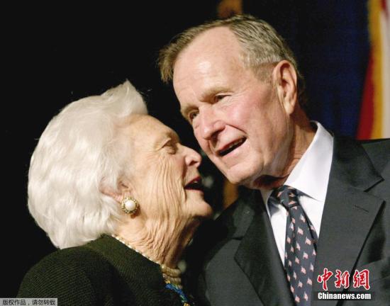 资料图：老布什和妻子芭芭拉。