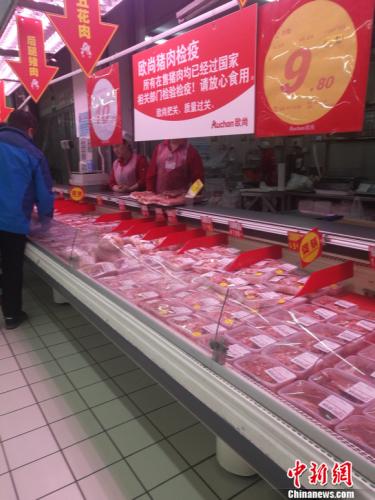 图为超市猪肉区悬挂的条幅。 谢艺观 摄