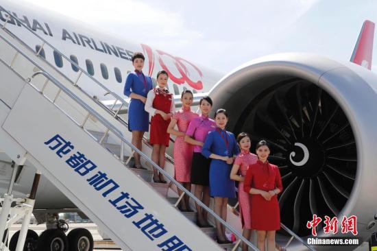 9月28日，上航波音787“梦想飞机”首航成都。图为身穿各个时代制服的乘务员在飞机边合影留念。 殷立勤 摄