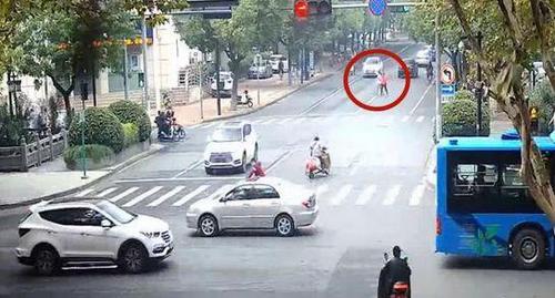 杭州一对母女不走斑马线横穿马路 当街殴打女司机