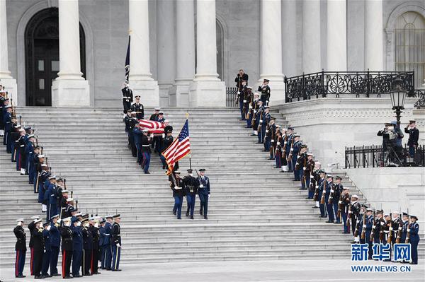 12月5日，在美国首都华盛顿，美国前总统乔治·赫伯特·沃克·布什的灵柩离开国会大厦。2