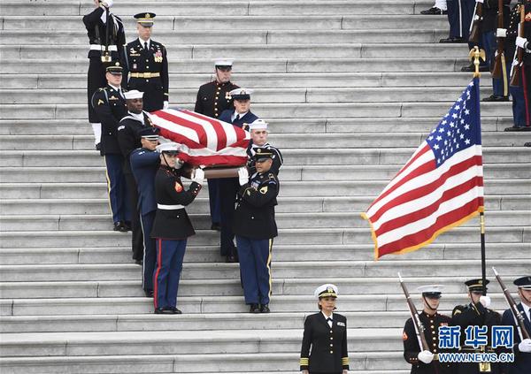 12月5日，在美国首都华盛顿，美国前总统乔治·赫伯特·沃克·布什的灵柩离开国会大厦。