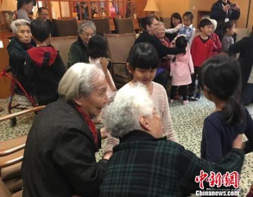 资料图：北京一家养老机构内，老人们与幼儿园小朋友一起做游戏。　杜燕 摄

