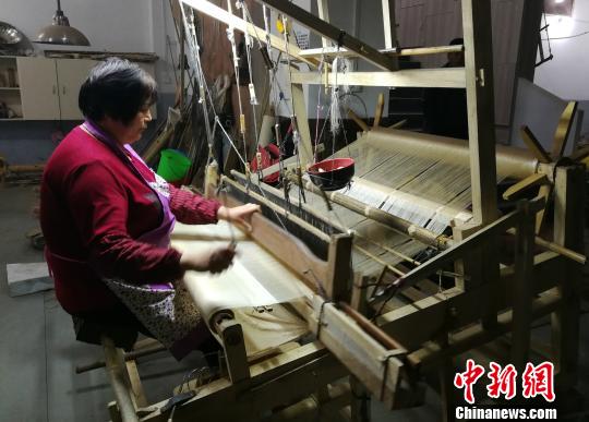 河南鲁山恢复千年丝绸古法织艺吸纳贫困户学艺