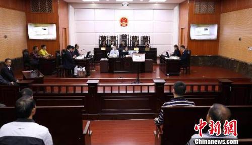 福建省三明市中级人民法院二次庭审现场。　吕明 摄