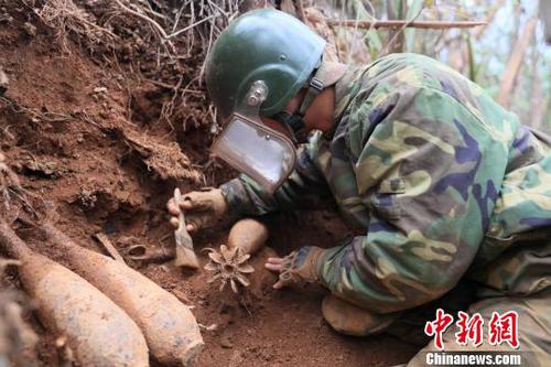 中国人民解放军南部战区陆军云南扫雷大队在雷场排除炮弹。　黄巧 摄