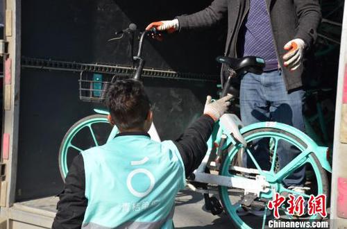 工作人员正在转运清理部分互联网租赁自行车。　成都市城管委 摄