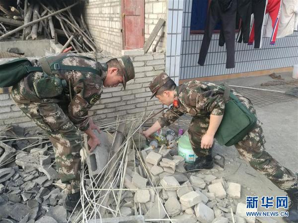 12月16日，在兴文县周家镇龙洞村，救援人员在进行抢险救援工作。 新华社发（郑磊 摄）
