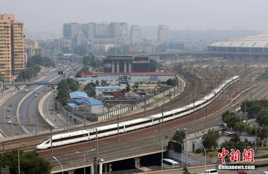 2018年7月1日，中国自行研制的全球最长高铁列车——16辆长编组“复兴号”正式上线运营。图为“复兴号”驶出北京南站。<a target='_blank' href='http://www.chinanews.com/'>中新社</a>记者 卞正锋 摄