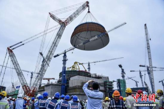 2017年5月25日，中国自主三代核电“华龙一号”全球首堆示范工程——中核集团福清核电5号机组穹顶吊装成功，这是全球核电建设领域迄今为止规模最大、高度最高的一次穹顶吊装。<a target='_blank' href='http://www.chinanews.com/'>中新社</a>发 钟欣 摄