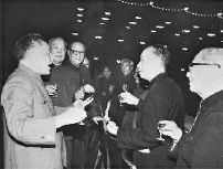     1979年10月19日,邓小平同志在政协全国委员会和中央统战部举行的招待会上与孙起孟同志亲切交谈。