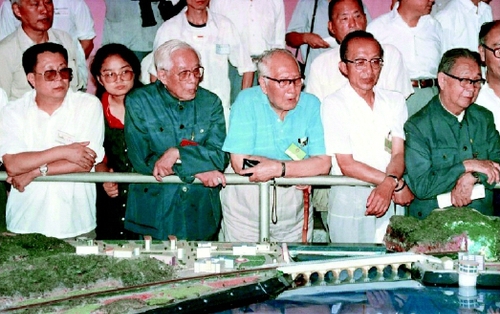 1988年，周培源率198位全国政协委员考察长江三峡，并就三峡工程问题提出意见和建议。