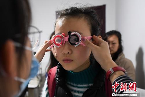 资料图：学生配眼镜。<a target='_blank' href='http://www.chinanews.com/'>中新社</a>记者 武俊杰 摄