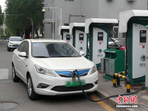 资料图：一辆新能源汽车正在充电 <a target='_blank' href='http://www.chinanews.com/' >中新网</a>记者 张尼 摄