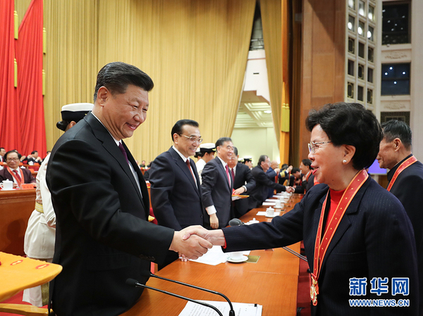 12月18日，庆祝改革开放40周年大会在北京人民大会堂隆重举行。中共中央总书记、国家主席、中央军委主席习近平在大会上发表重要讲话。这是习近平等为获得改革先锋称号人员代表颁奖。2