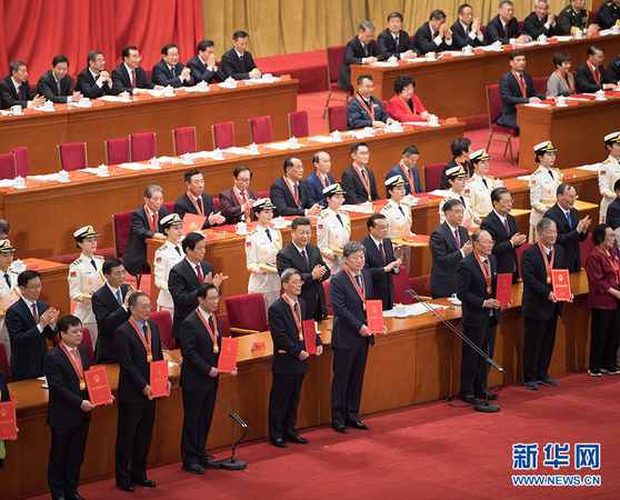 12月18日，庆祝改革开放40周年大会在北京人民大会堂隆重举行。中共中央总书记、国家主席、中央军委主席习近平在大会上发表重要讲话。这是习近平等为获得改革先锋称号人员代表颁奖。3