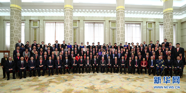 12月18日，庆祝改革开放40周年大会在北京人民大会堂隆重举行。中共中央总书记、国家主席、中央军委主席习近平在大会上发表重要讲话。这是庆祝大会结束后，习近平等同受表彰人员及亲属代表合影留念。