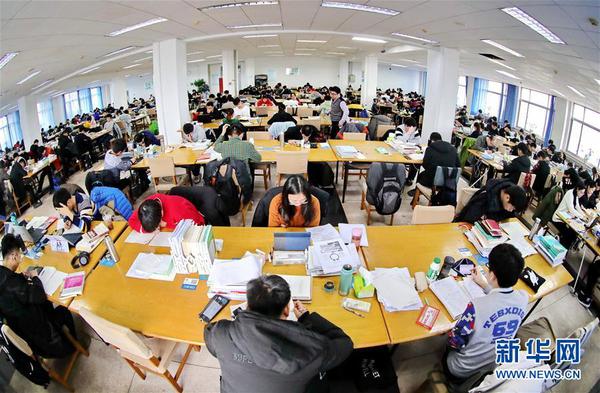 12月20日，在位于河北省秦皇岛市的燕山大学，备考考生在学校图书馆复习。 3