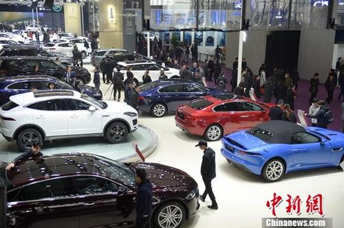 12月12日，众多市民前来观看新款的汽车。当日，2018第十四届中国（长沙）国际汽车博览会在长沙开幕，自动驾驶、人工智能、增程技术等充满科技元素的“全新”汽车成为新宠。<a target='_blank' href='http://www.chinanews.com/'>中新社</a>记者 杨华峰 摄