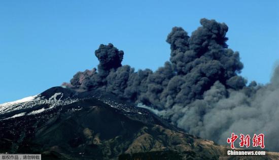 当地时间2018年12月24日，意大利卡塔尼亚，世界最活跃的火山之一埃特纳火山于当日再度喷发，大量火山灰被喷向天空，当地机场被关闭。