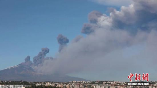 当地时间2018年12月24日，意大利卡塔尼亚，世界最活跃的火山之一埃特纳火山于当日再度喷发，大量火山灰被喷向天空，当地机场被关闭。