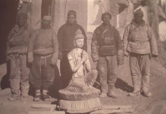 敦煌莫高窟328窟彩塑供养菩萨像与当地村民