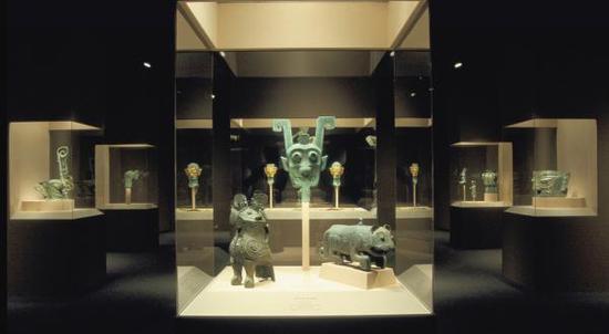 “中国考古学的黄金时代”展览现场，妇好墓、新干墓、三星堆祭祀坑的出土文物