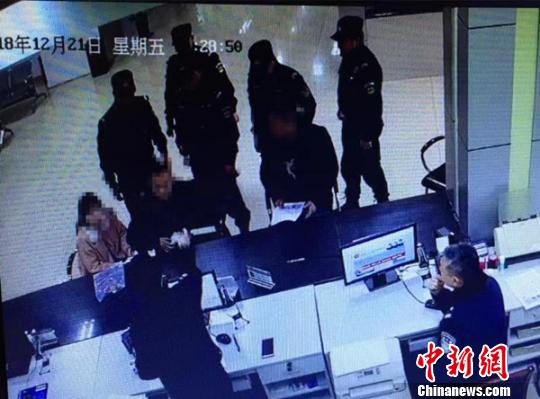 四川安州：逃犯欲出国被抓时在办证大厅与民警聊天