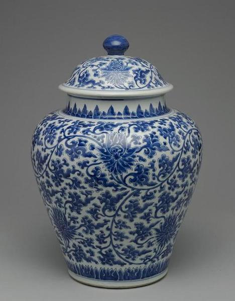 清 十八世纪上半叶 青花缠枝番莲盖罐 台北故宫博物院藏