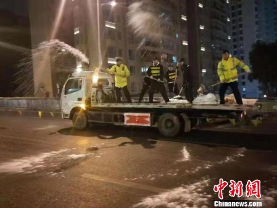 贵州遭遇凝冻致多路段结冰交警24小时不间断巡路抗凝