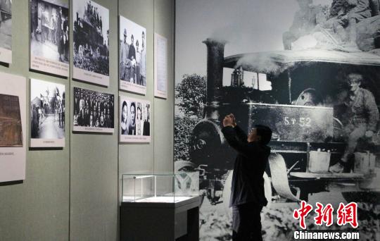 图为民众参观“铭记历史珍爱和平——一战华工史料图片展”。　赵晓 摄