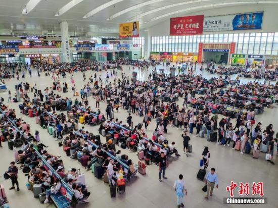 10月7日，福州火车站迎来国庆黄金周旅客返程高峰，旅客到达合计超20万人次；学生、探亲、旅游返程客流密集，到达和出发呈现双向高峰。据统计，从9月28日至10月7日结束，福州火车站预计共运输旅客超100万人次。 <a target='_blank' href='http://www.chinanews.com/'>中新社</a>记者 李南轩 摄