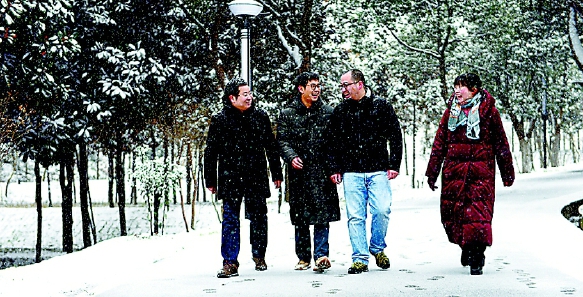 本报“三同”队员与青墩村“第一书记”叶松（左二）冒雪走访贫困户归来，对脱贫攻坚工作充满信心。