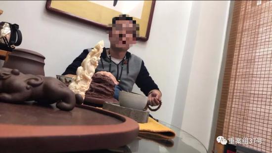 2018年9月27日，北京市顺义区一现代象牙加工户程军（化名）向新京报记者展示其即将雕刻完工的象牙摆件。  新京报记者王嘉宁 摄