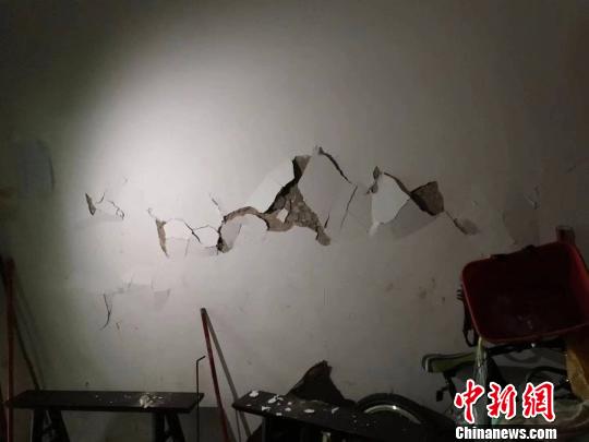 地震后房屋受损。　珙县宣传部供图 摄