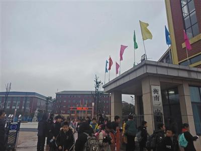 1月2日下午，罗毅就读的华星学校门口，学生们正在放学。
