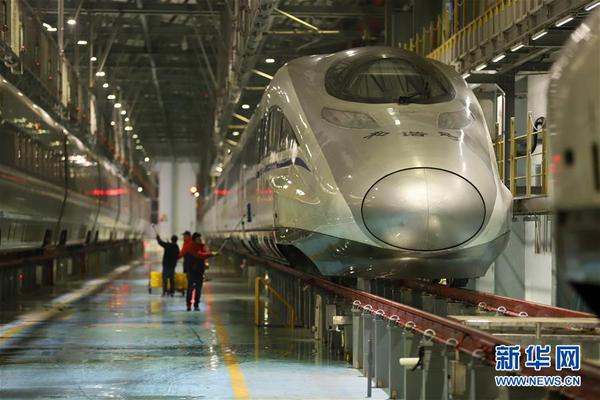 1月3日，贵阳北动车所工作人员对动车组进行巡检和保洁，为铁路调图做好安全保障。 记者从中国铁路总公司获悉，自2019年1月5日起，全国铁路将实施新的列车运行图。