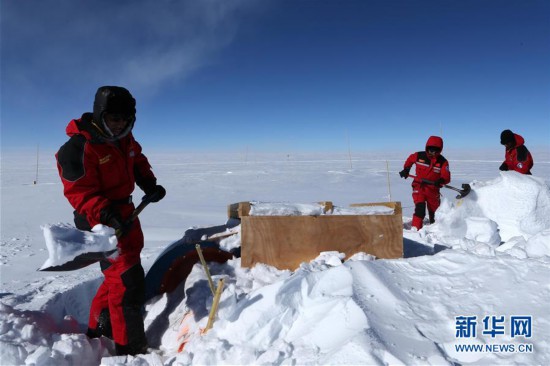1月5日，科考队员在清理昆仑站冰芯房外围积雪。 中国第35次南极科考队昆仑队在抵达南极昆仑站后，1月5日全面展开天文、冰川和测绘等项目的科研工作。